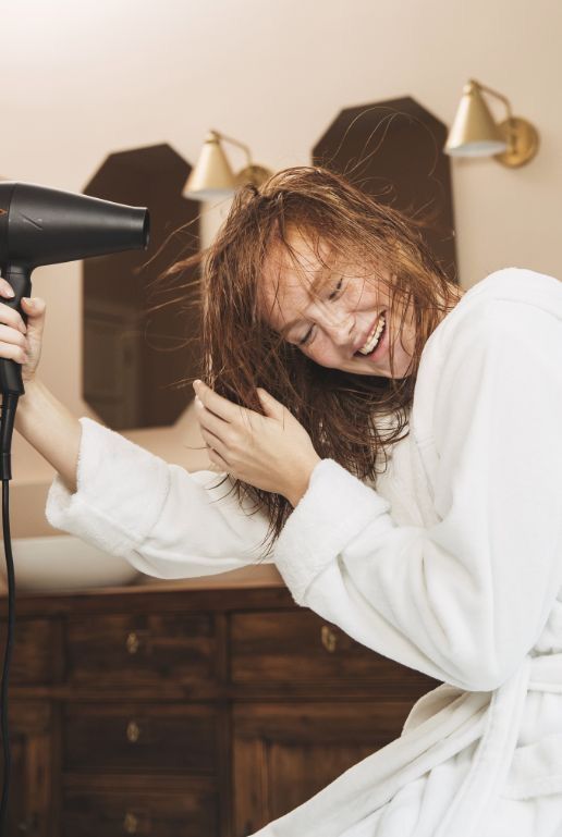 دليل استخدام مجفف الشعر : نصائح لتجفيف آمن ولامع لشعرك